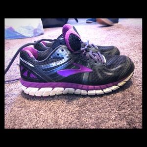 Brooks running shoes Ariel DNA